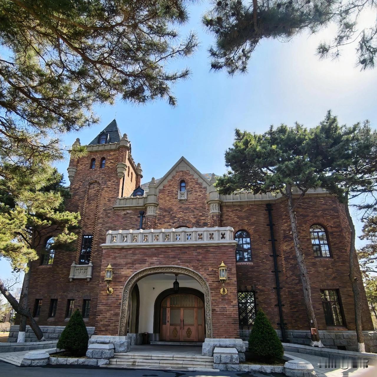 这是坐落在长春松苑宾馆院内“一栋”小楼，地址在长春市新发路1169号。

原是日