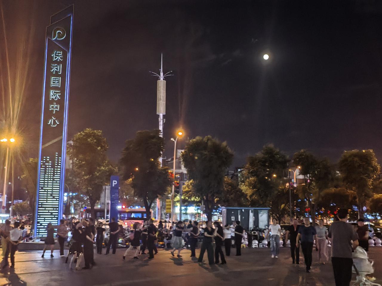 市民们在皎洁的月光下翩翩起舞
2026年8月27日拍摄于武汉保利国际中心广场