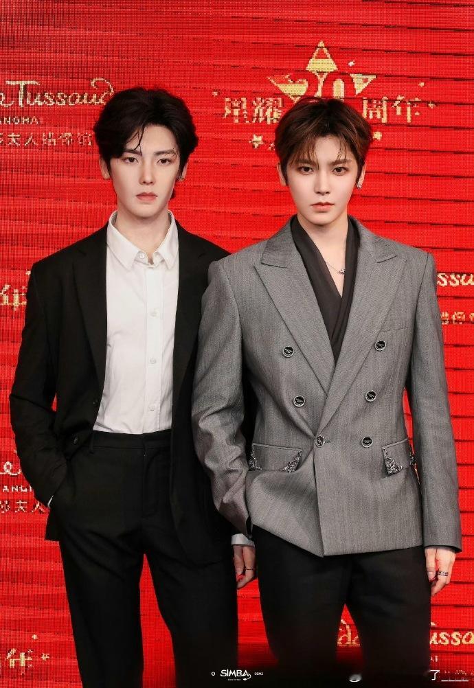 侯明昊亲了侯明昊娘娘速看！历史性瞬间险些上演！侯明昊站在自身蜡像前，被粉丝轮番调