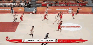 中国男篮球星崔永熙真是太猖狂了，他完全没有把对手的防守放在眼里。在今天进行的中国