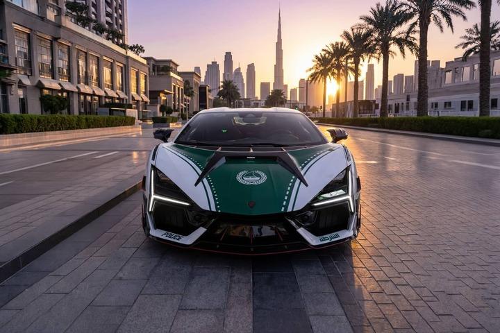 Mansory 公司向迪拜警方赠送了一辆极为罕见的兰博基尼 Revuelto 超