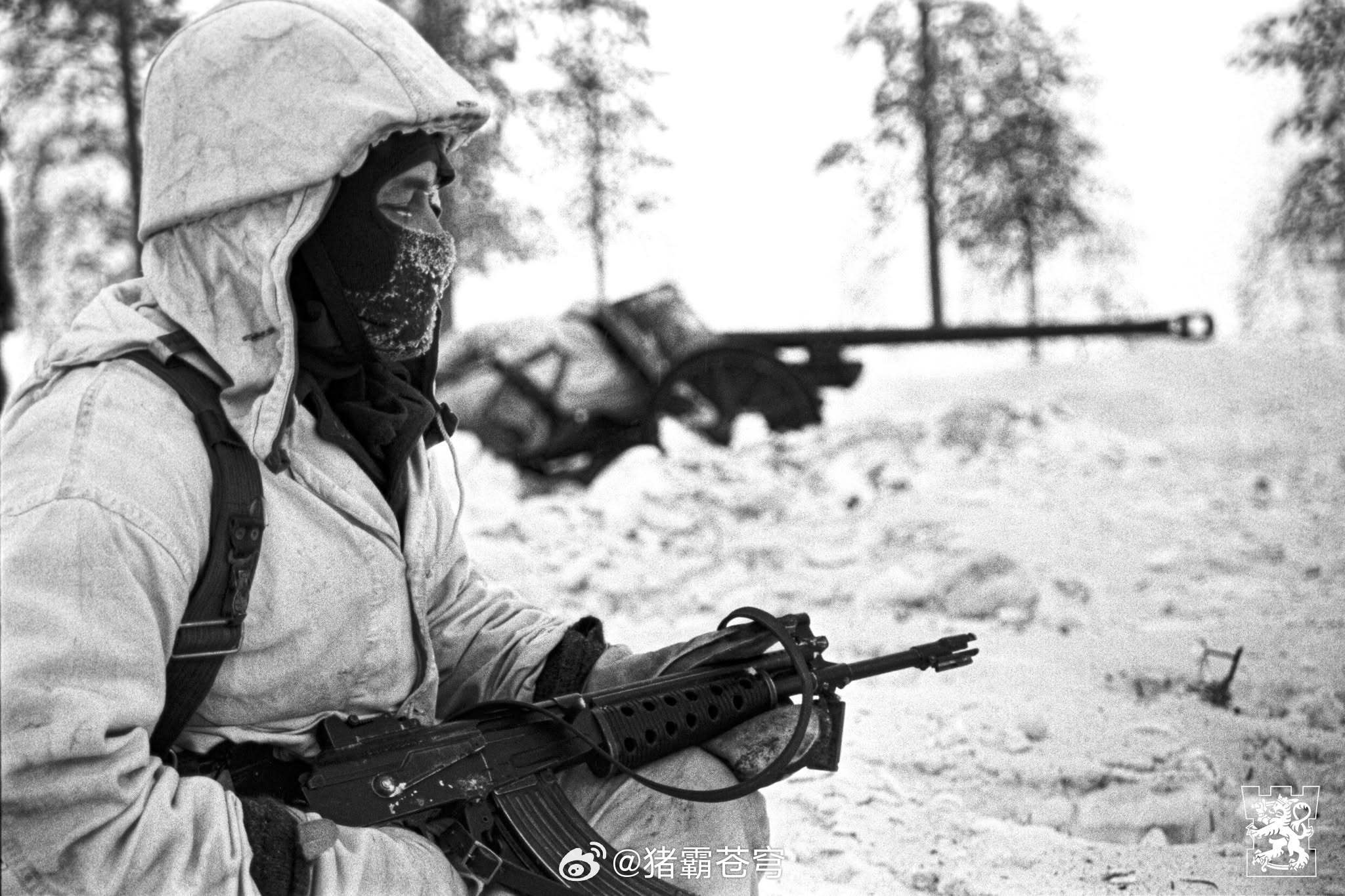 1980年芬兰军队士兵在训练期间背景中可以看到德国二战时期的PaK-40反坦克炮