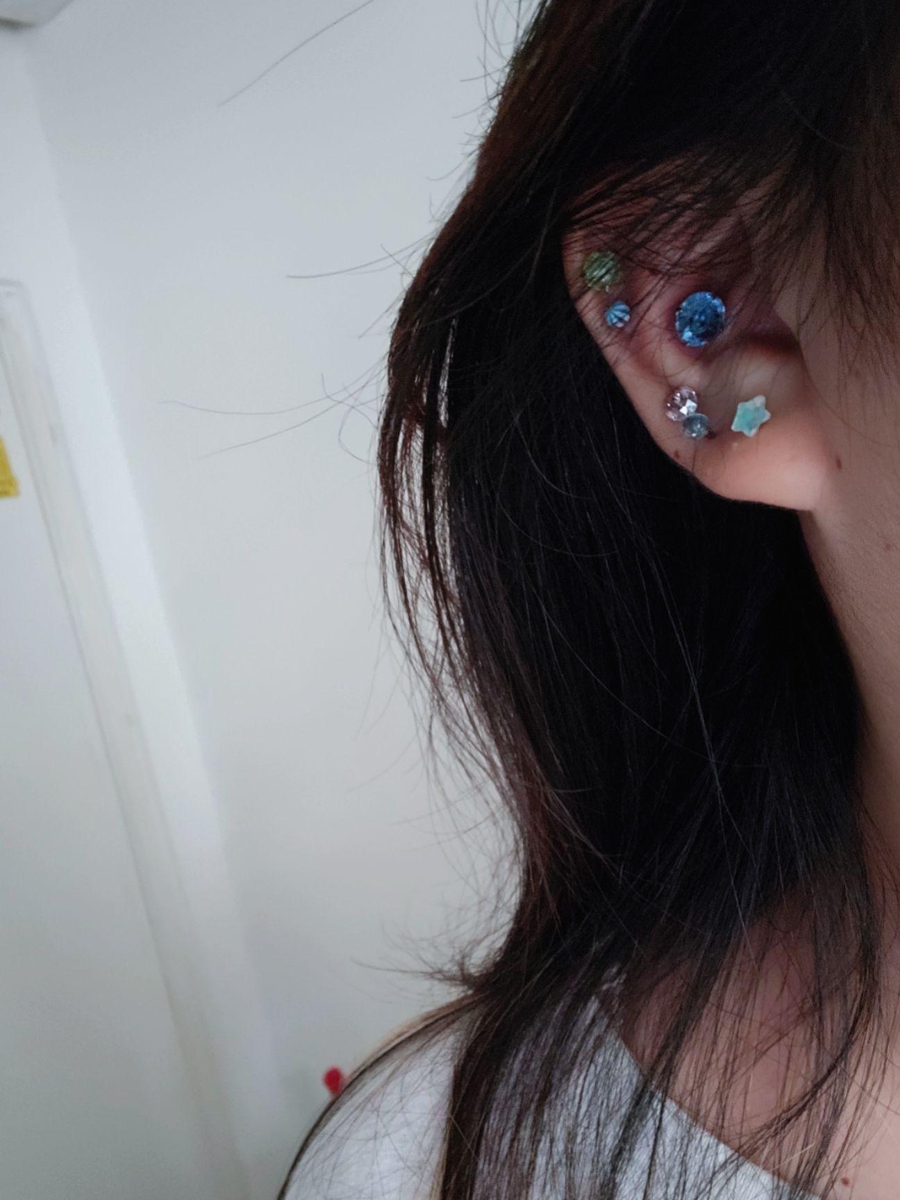 你还是打了左耳钉吗。