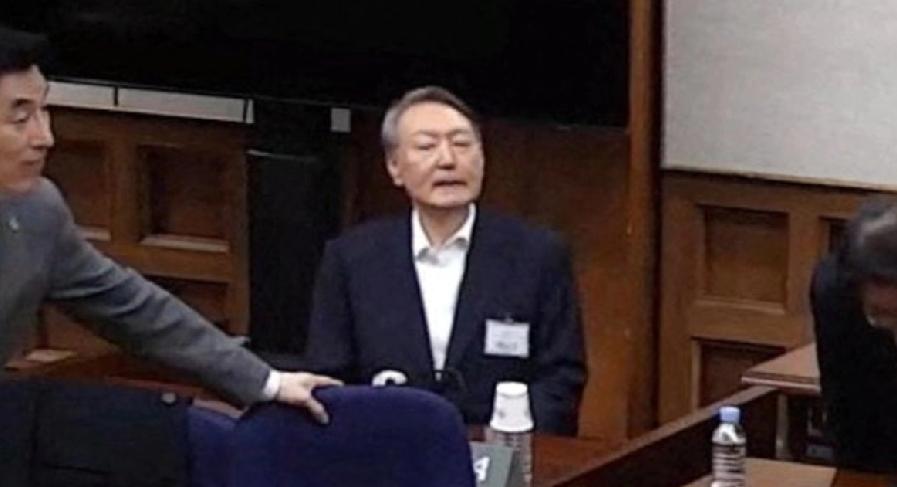 韩联社4月6日报道，韩国前总统尹锡悦涉嫌妨碍逮捕案二审最后一场庭审当日进行，负责