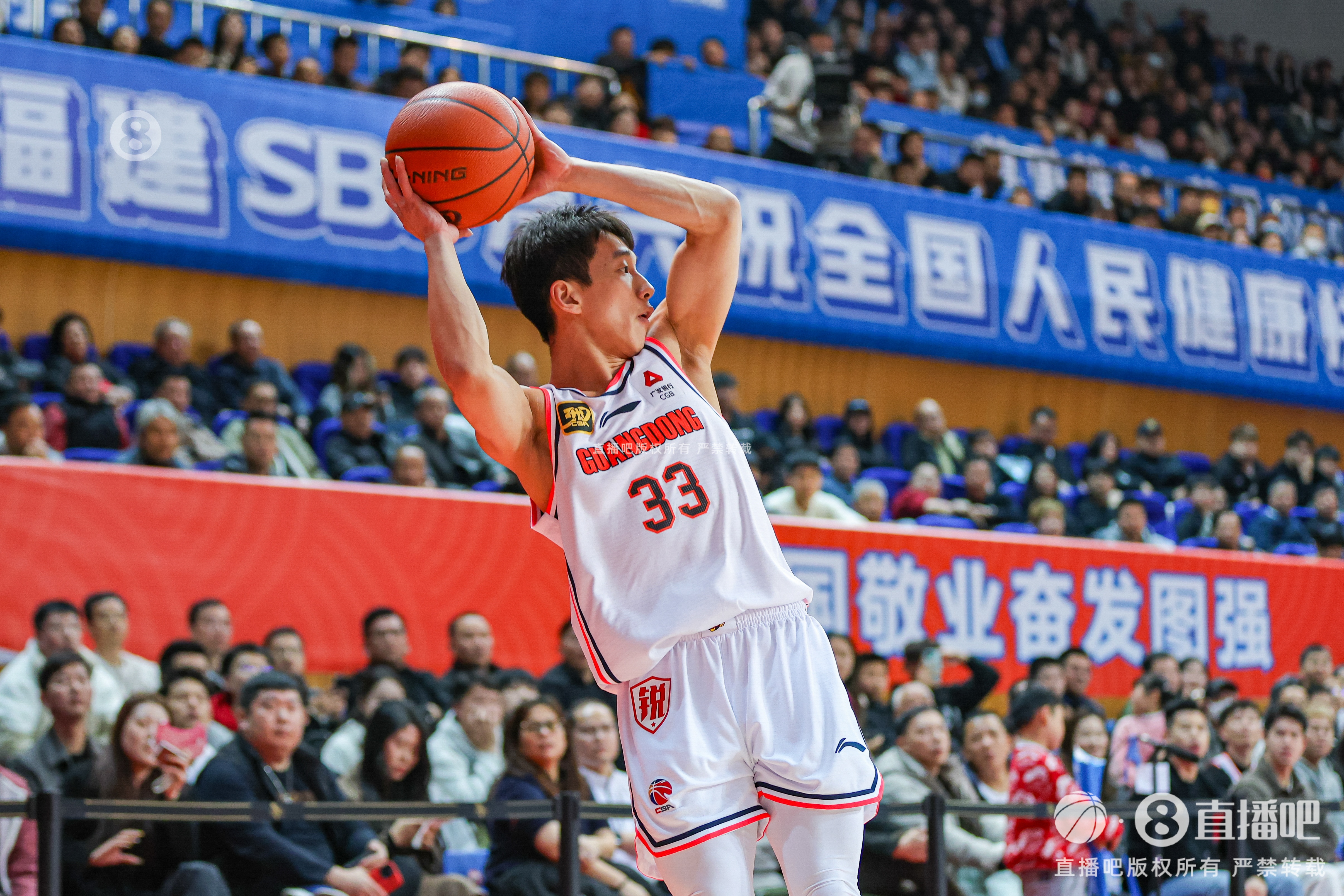 媒体人：杨溢传了几个好球 可惜队友没都把握 要球单挑洛夫顿亮眼