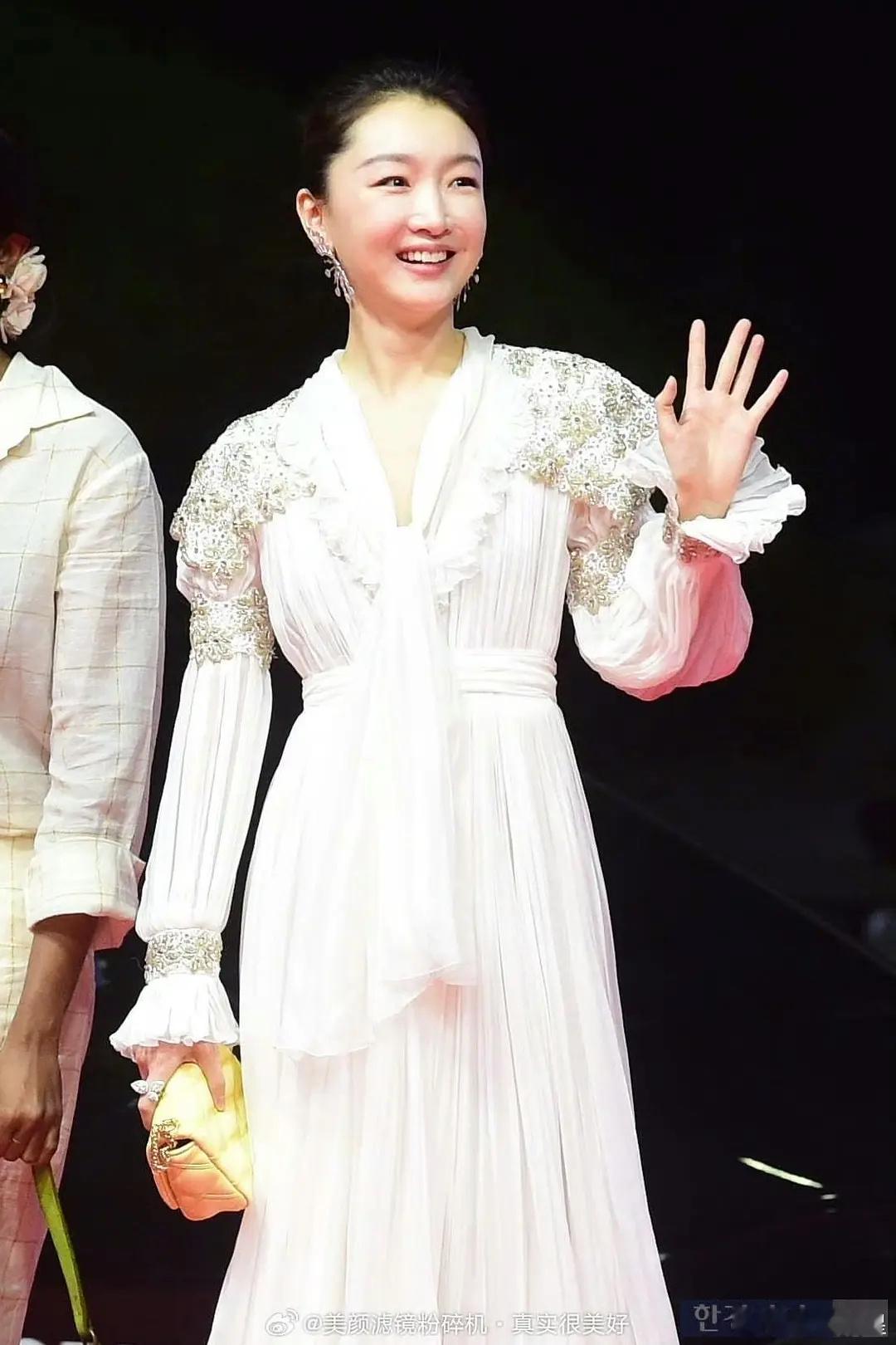 周冬雨是不是也馒华了 ​​​