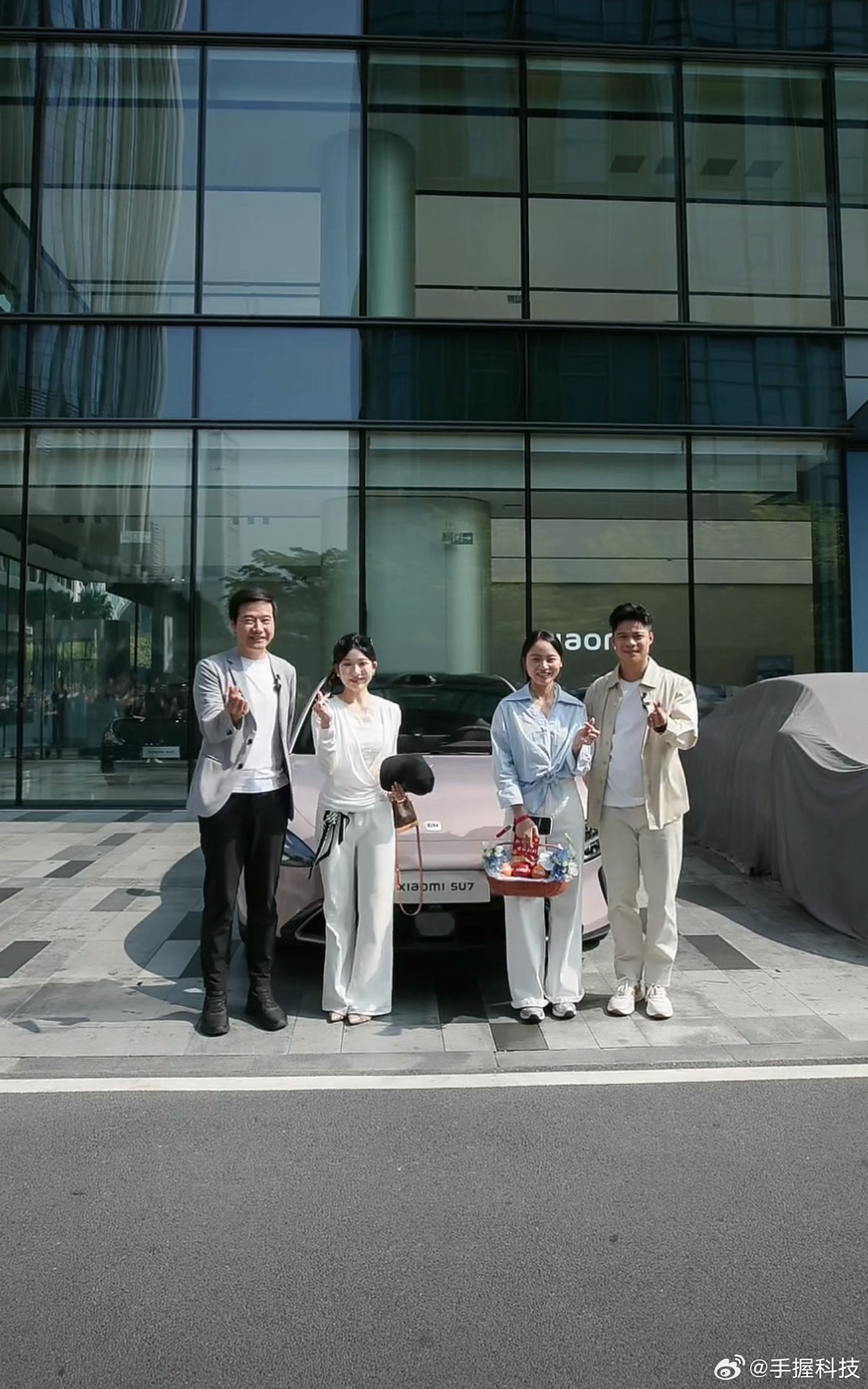 小米新SU7今日开启交付从上市到正式交付，小米这次显然是吸取了上一代的教训，没让