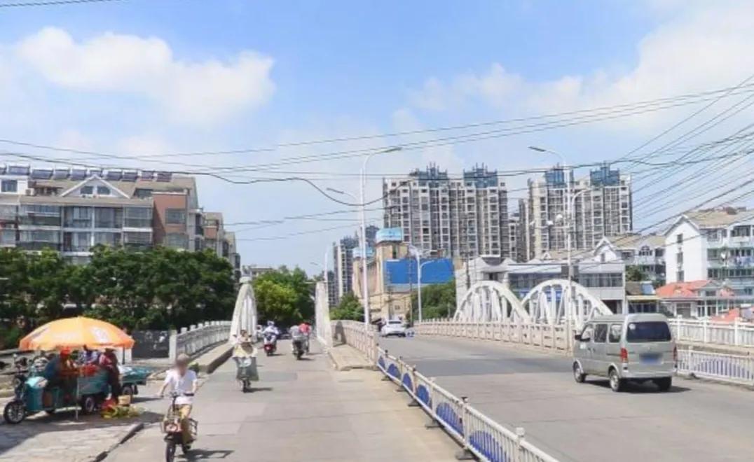兴化市是江苏省中部的一座城市，是江苏省泰州市代管之下的一座县级市。兴化市拥有丰富