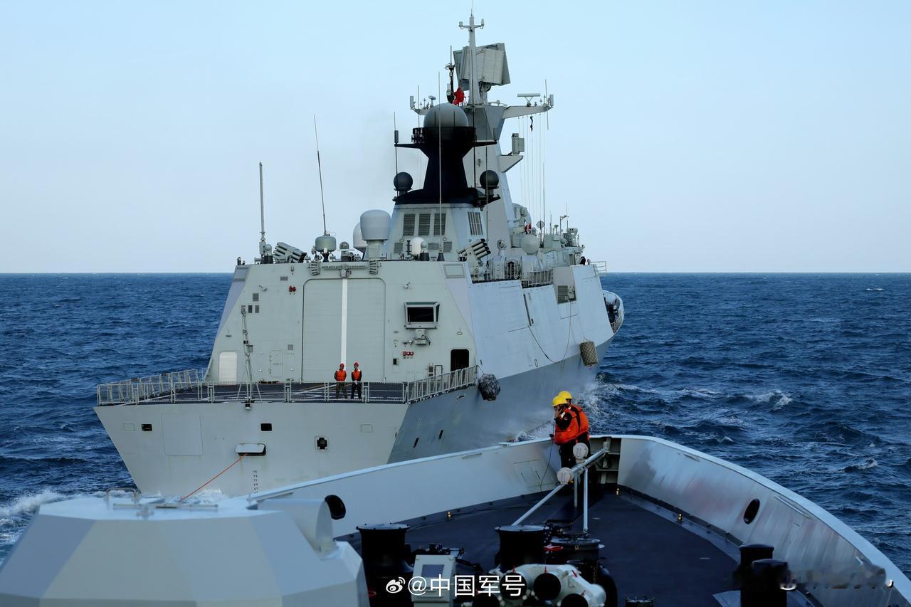 这到底在干啥？054A模拟演练“美式”拦截了……

军号发的这个054A演练高清