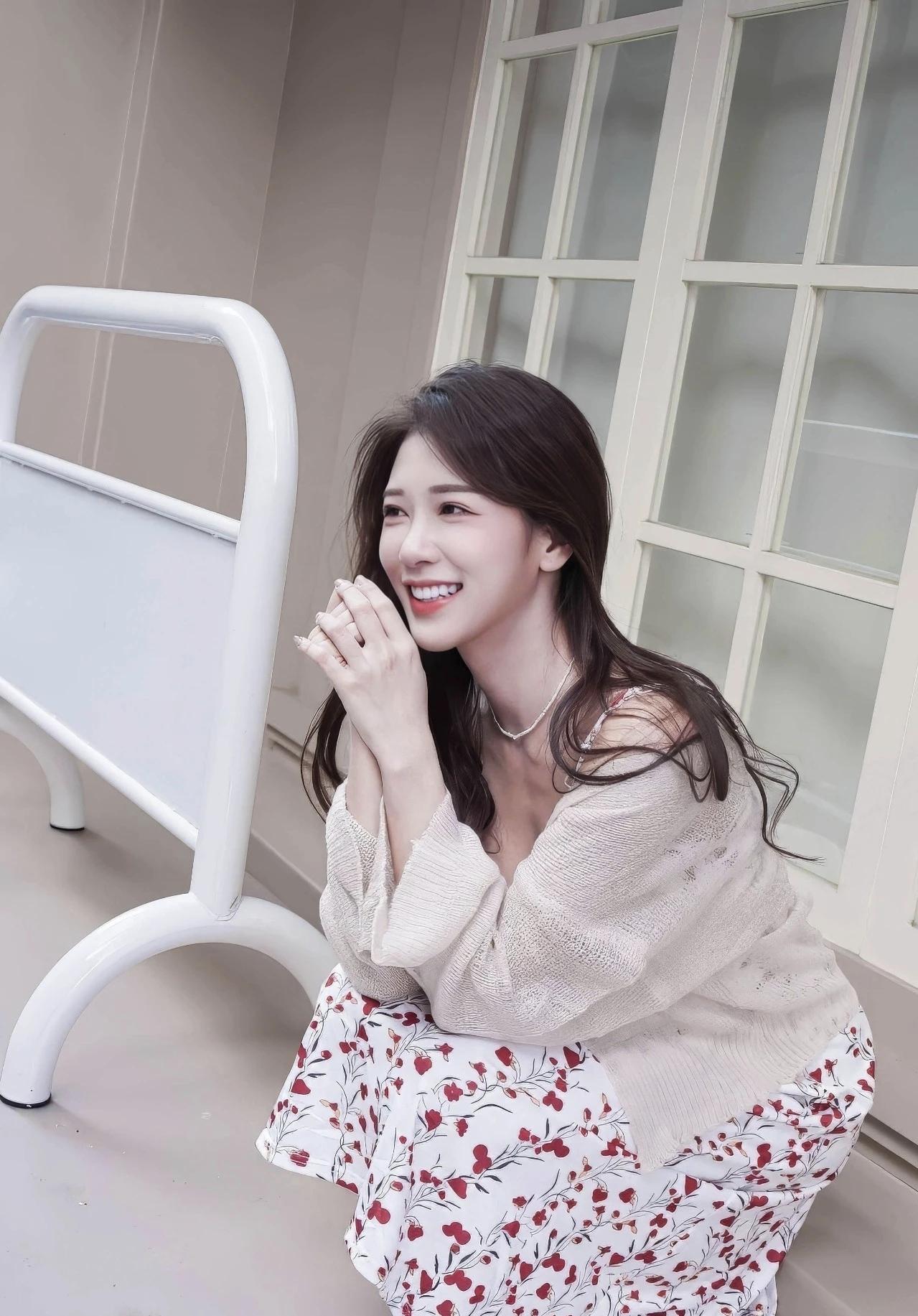 碎花裙和温柔的风，都是春日独有的浪漫呀~