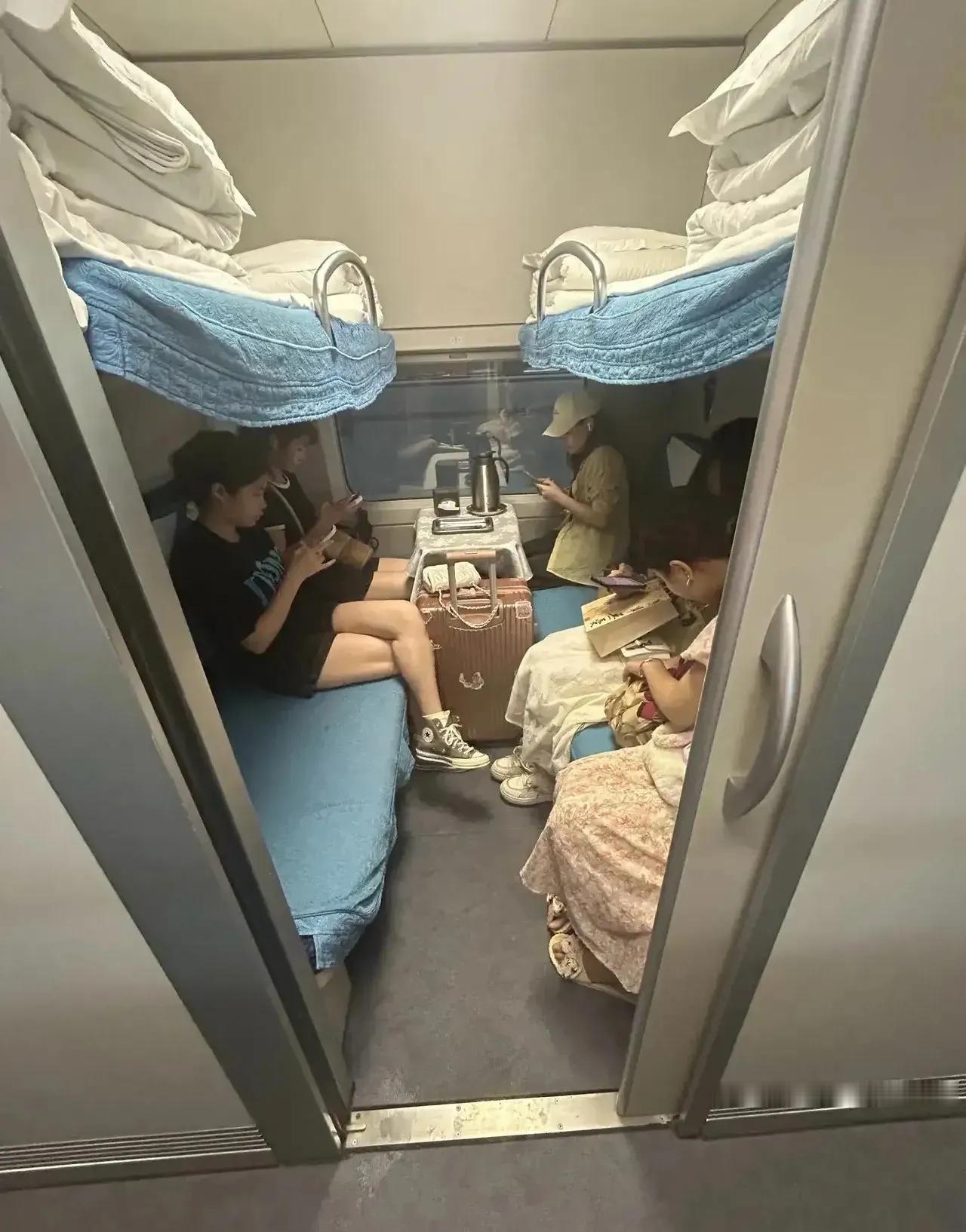 太尴尬了！近日，湖南的一位年轻男子去北京出差，买了一张卧铺票，没想到竟遭遇了一场