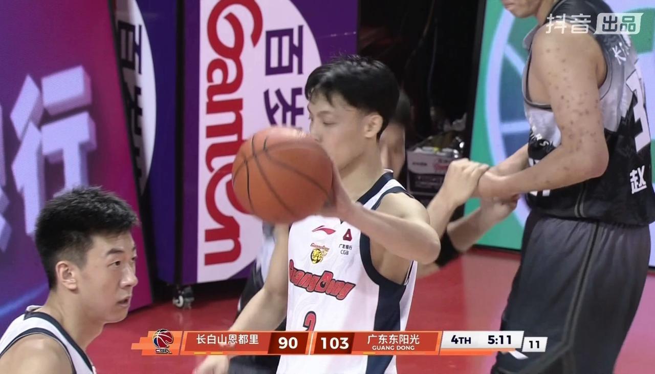 广东119:98击败吉林，喜提两连胜！本场比赛广东外援奎因发挥出色，全场26投1