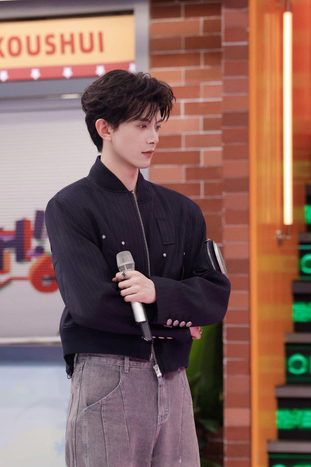 邓凯hi6首秀表现邓凯综艺感剧里霸总剧外综艺达人反差拉满！邓凯首秀状态松弛超有梗