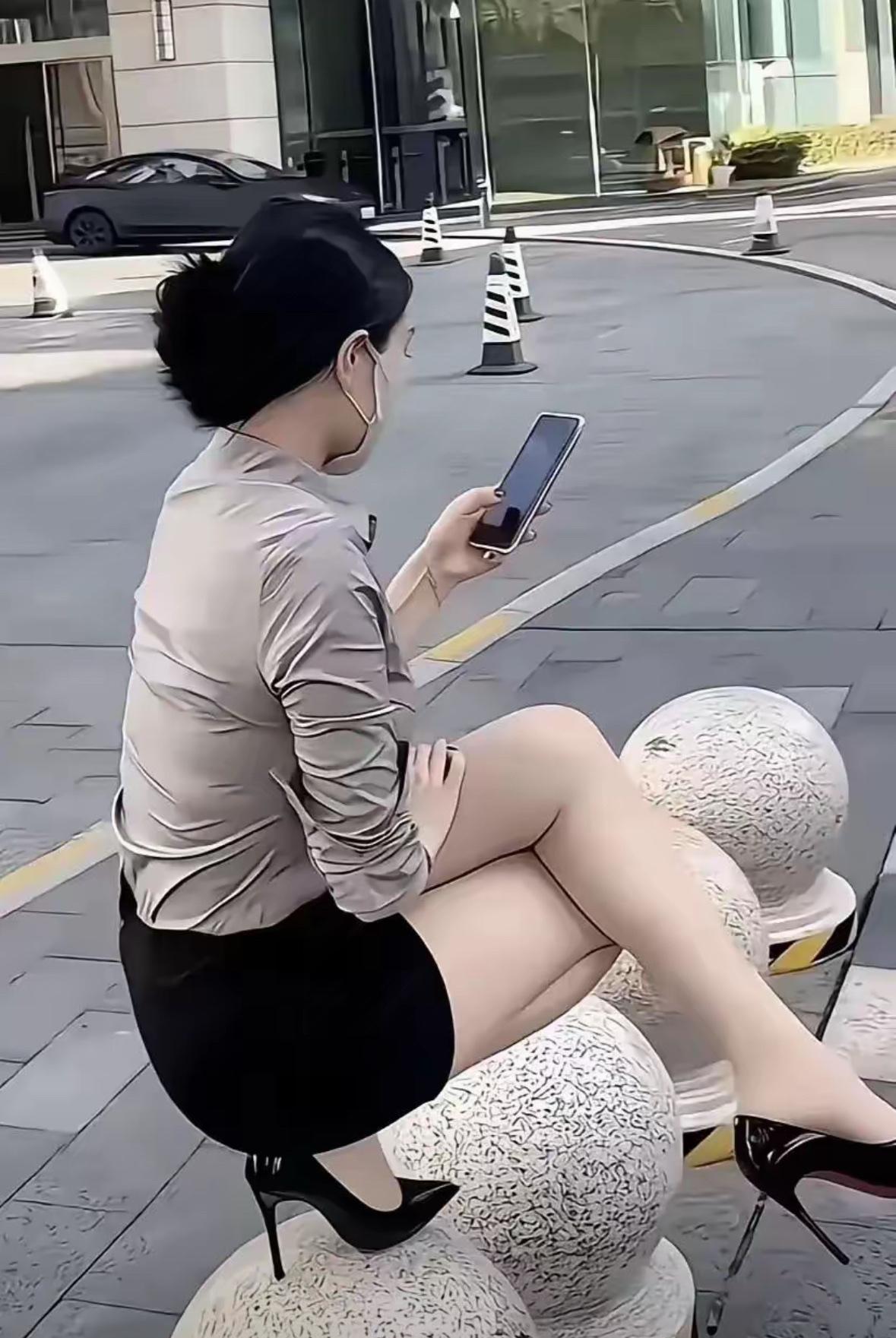 深圳路边那幕太戳人了！
女子穿高跟鞋单脚蹲在石墩上，鞋尖悬着、小腿紧绷，手里还攥