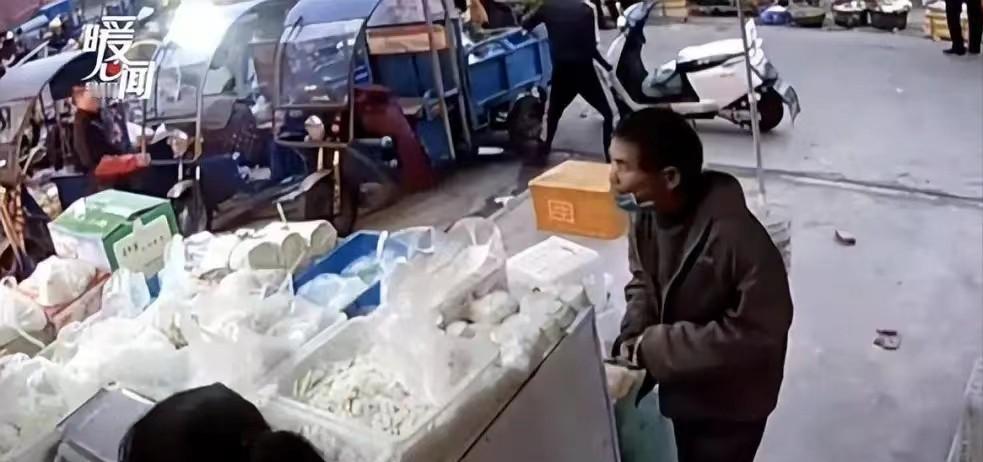 2013年的一天，浙江店主李国色和新婚妻子正在店里忙碌。突然，一位头发花白体形瘦