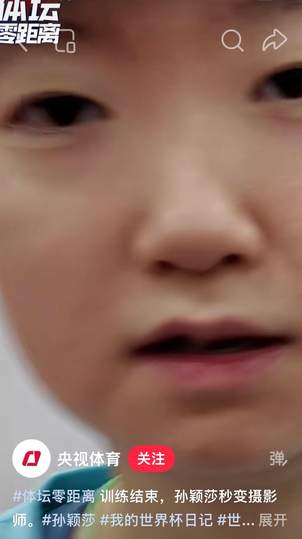 央视体育：训练结束，孙颖莎秒变摄影师！
训练结束后的孙颖莎是非常活泼可爱，鲜活灵