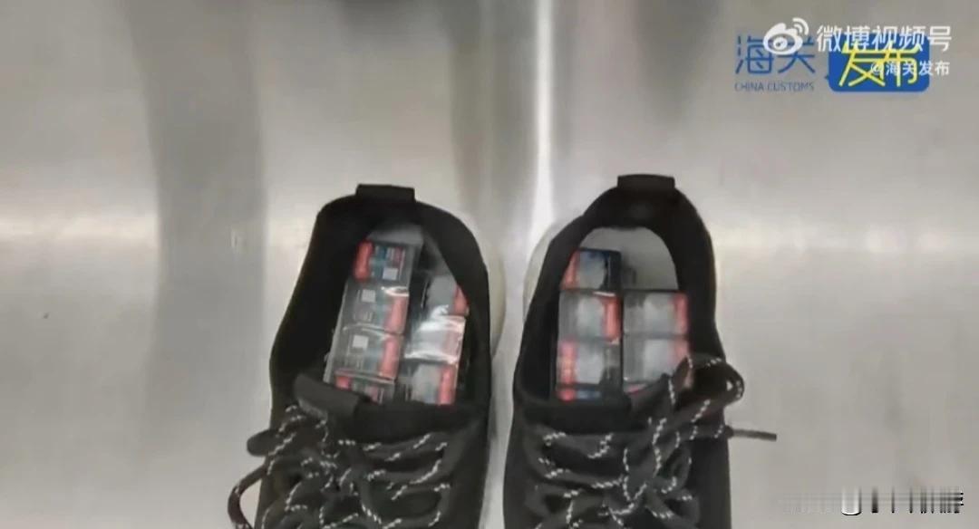 【还敢舔吗？男子把百余张Switch卡带藏鞋里入境被海关查获】
海关总署发布了一