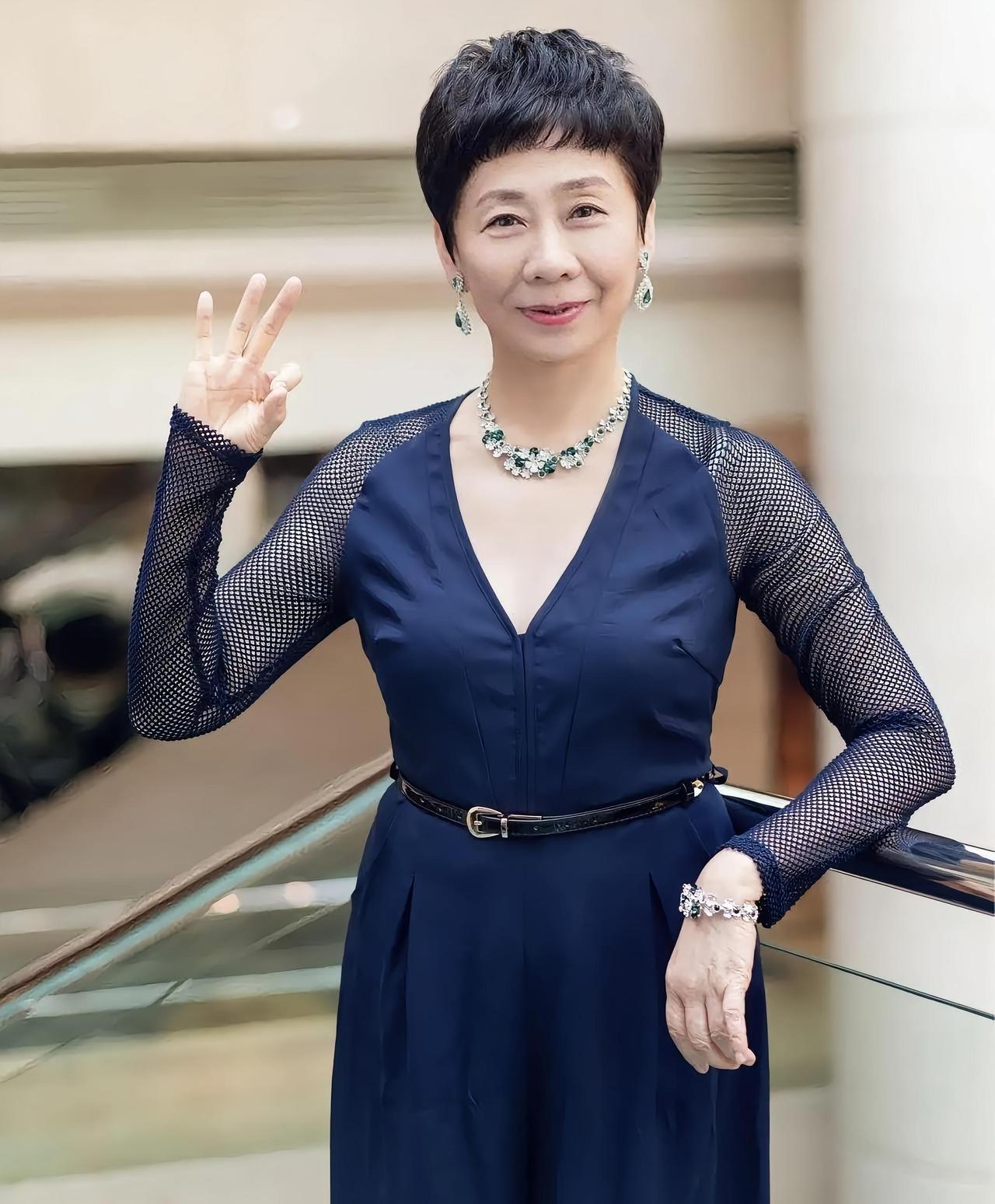 王小平，女，中国编剧、作家、制片人，导演郑晓龙妻子，毕业于北京大学。
 
北大中