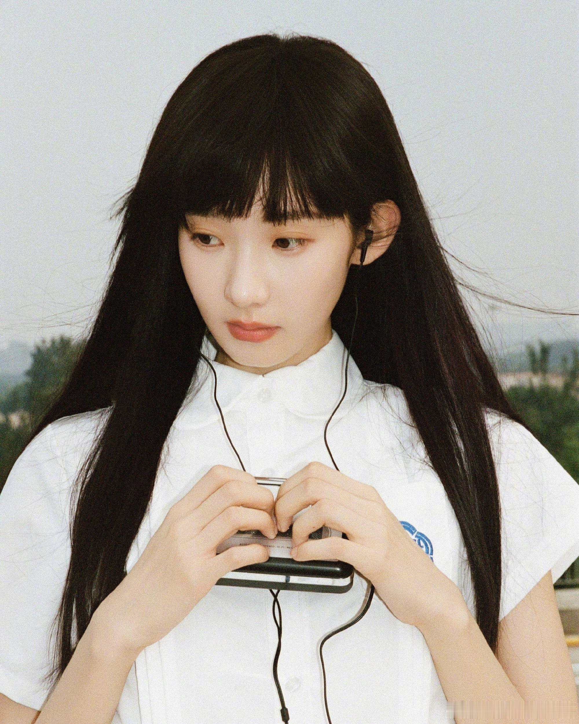 校服写真照进现实！眼底细碎情绪藏不住，明媚与清冷切换，妥妥疼痛文学女主，求一部校