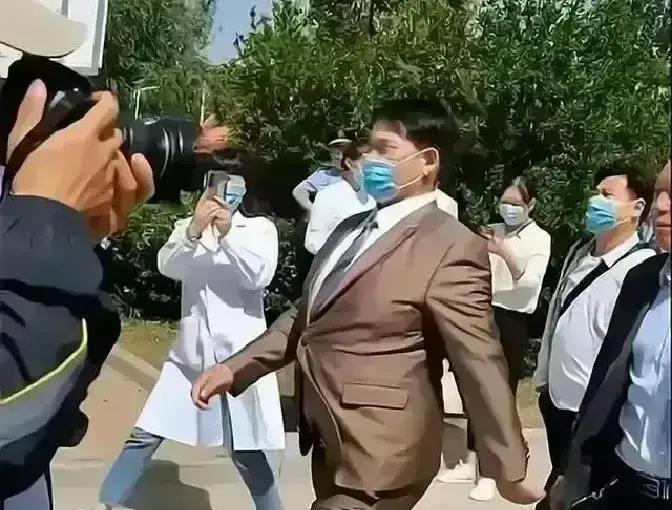 别再心疼大衣哥了。你每给这类谣言点一次赞，他卡里就多一笔钱。
 
查清了。那个写