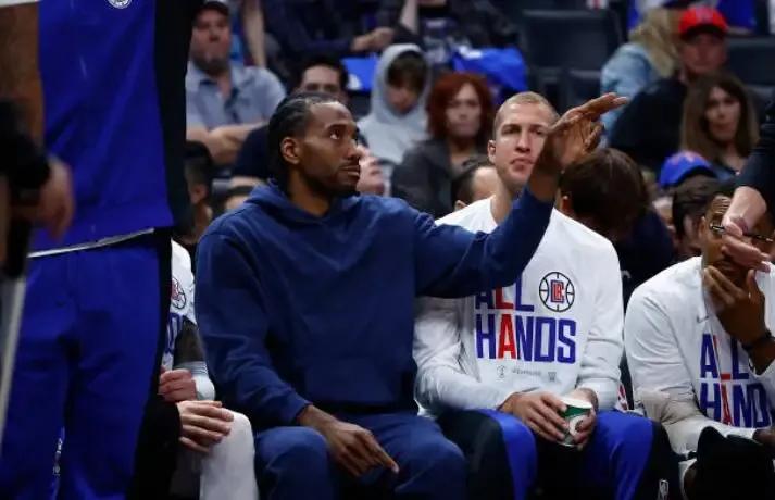 小卡第二场继续不打，如果球队打独行侠顺利，就不着急复出了。
第一，快船随队记者报