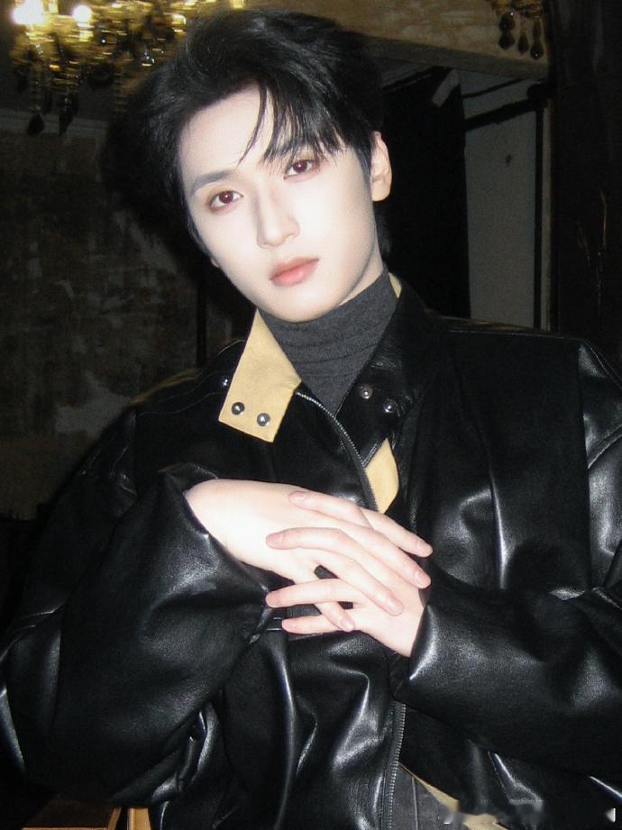 严浩翔背头皮衣look 是真帅 