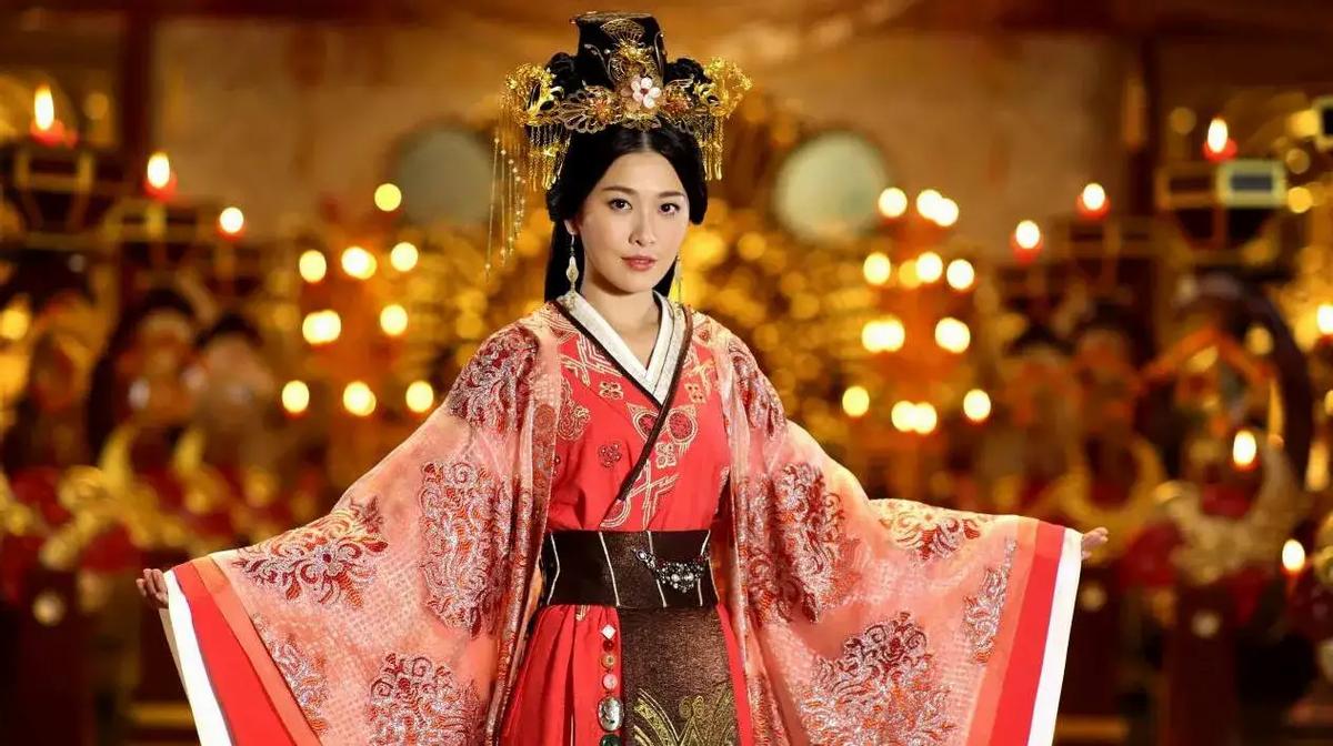 平阳公主守寡多年，汉武帝将32岁的卫青许配给姐姐，平阳公主羞涩地说：“他曾是我的