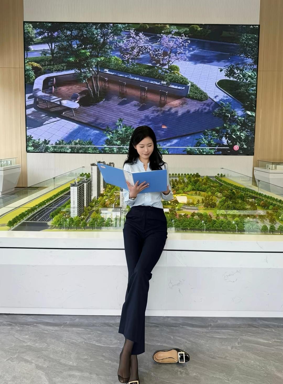 现代都市女性，专注工作，享受生活。