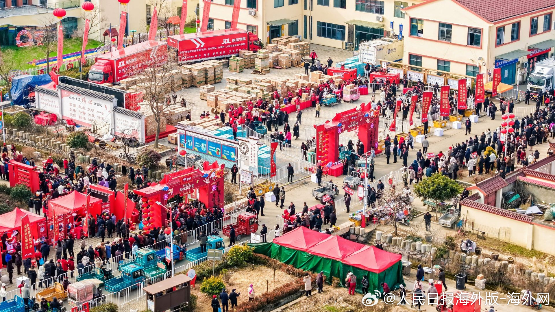 【“光明村”蝶变背后的温度和力度】“过了腊八就是年”，随着春节脚步的临近，家家户