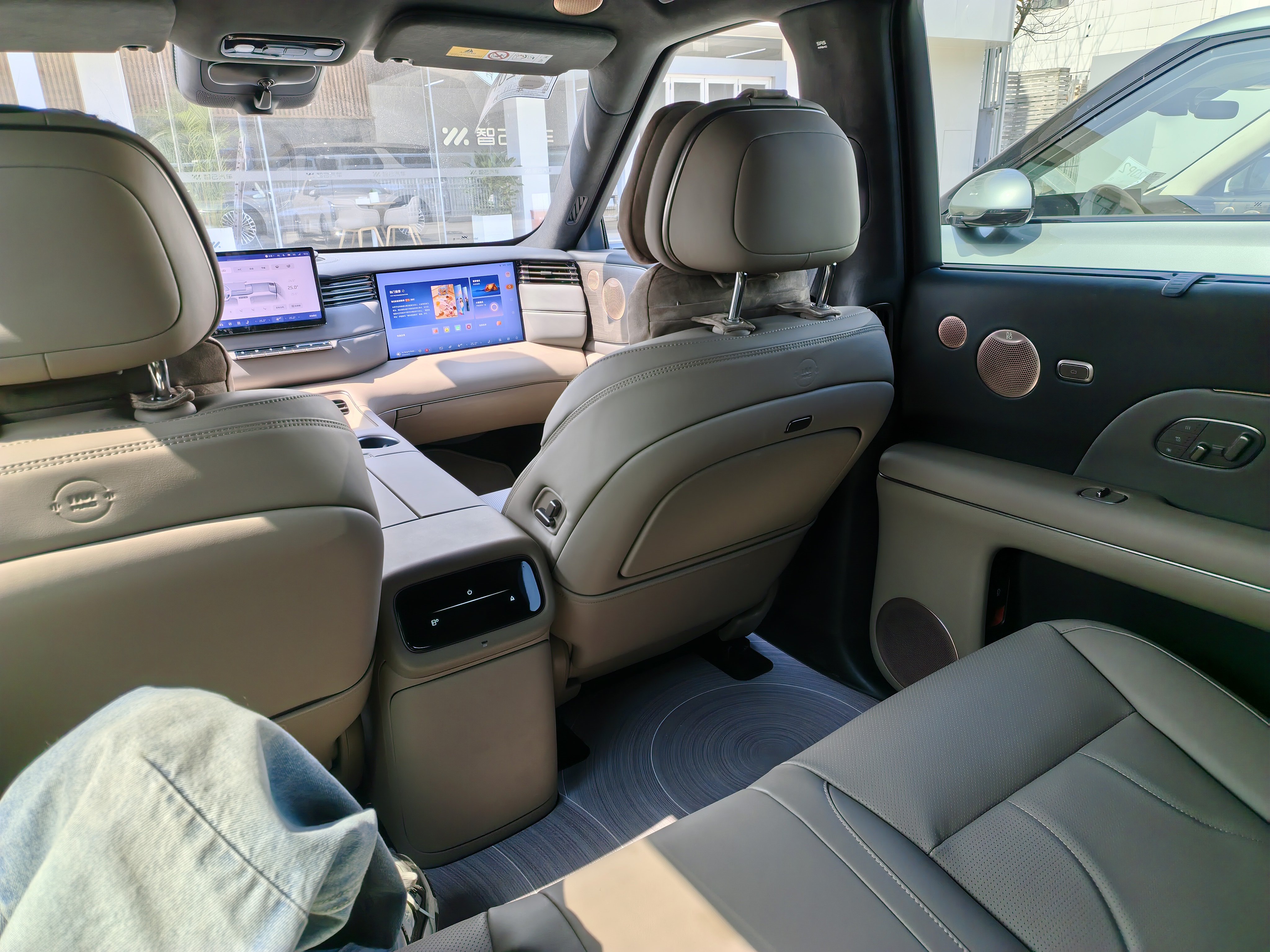 来智己看了看LS8，主驾还有机械按摩，实在是太舒服了，很难想象这是25.98万价