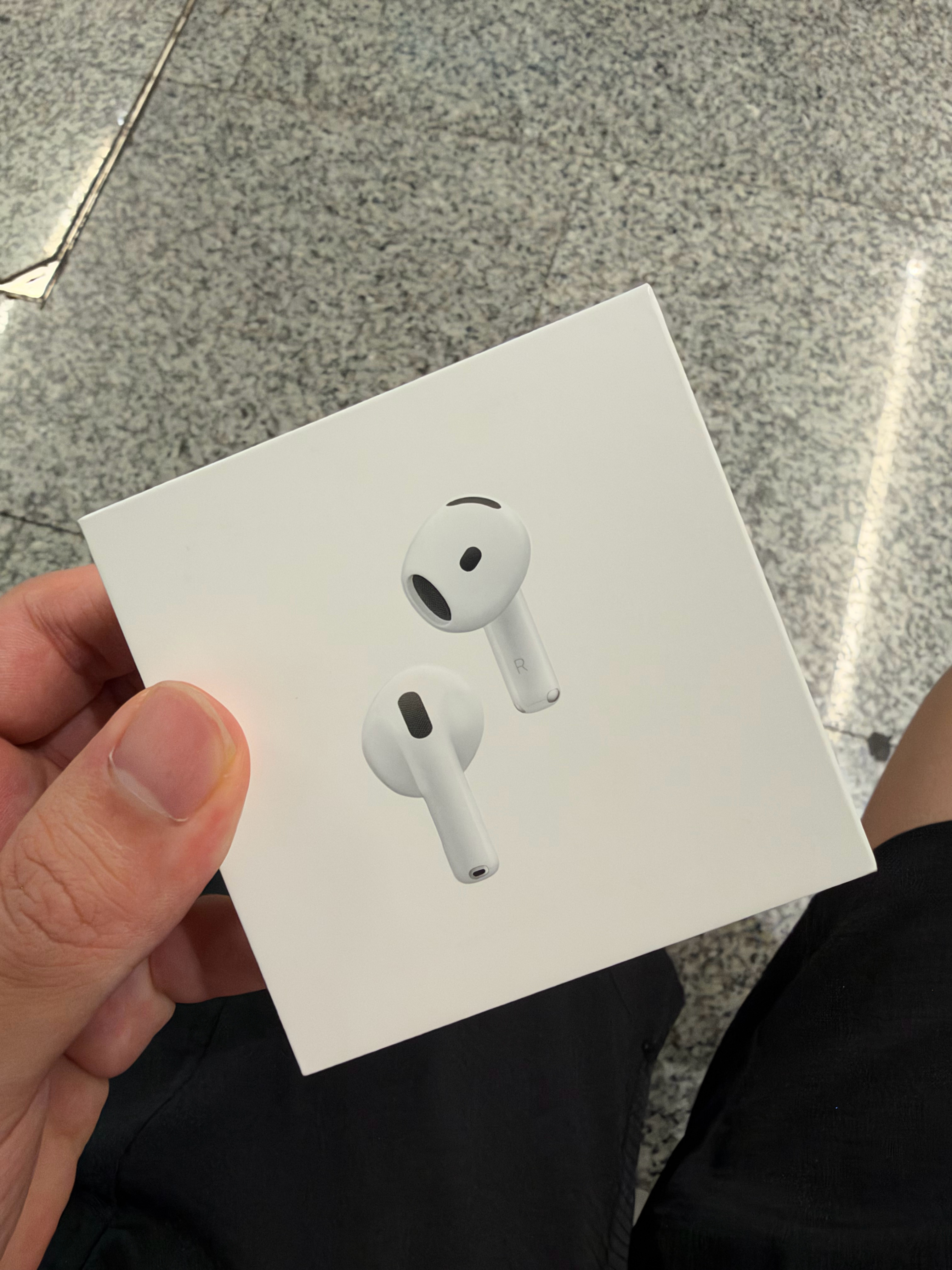 买了副 AirPods 5 ，这东西降噪真的太牛逼了，而且不用堵耳道，戴着非常舒