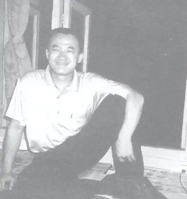 一个注入了毒鼠强的注射针，扎入同事后颈，然后用一句轻飘飘的“跟你开个玩笑”掩盖罪