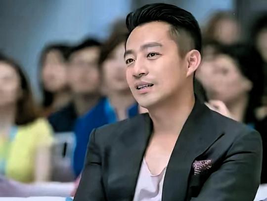 大家会想，有些家庭啊，总有看不清的事，一个名人家庭，儿子对妈妈，直播那样说，让人