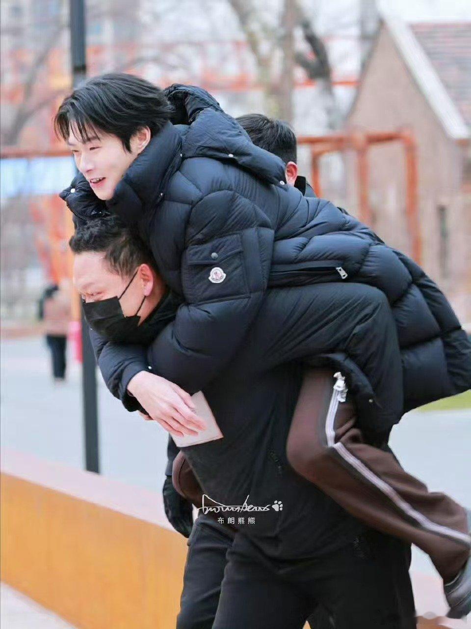 魏大勋像盘菜被端上来了周五晚高疯 谁能想到魏大勋会被节目组整成“一盘菜”端上来，