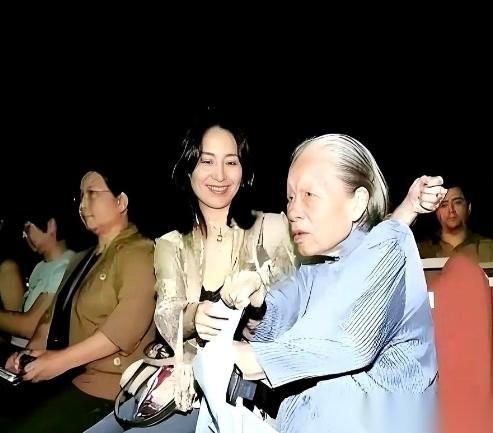 何超琼的保姆晶姐，干了48年，递了辞职信。何超琼没多说，直接把一套价值1.2亿的