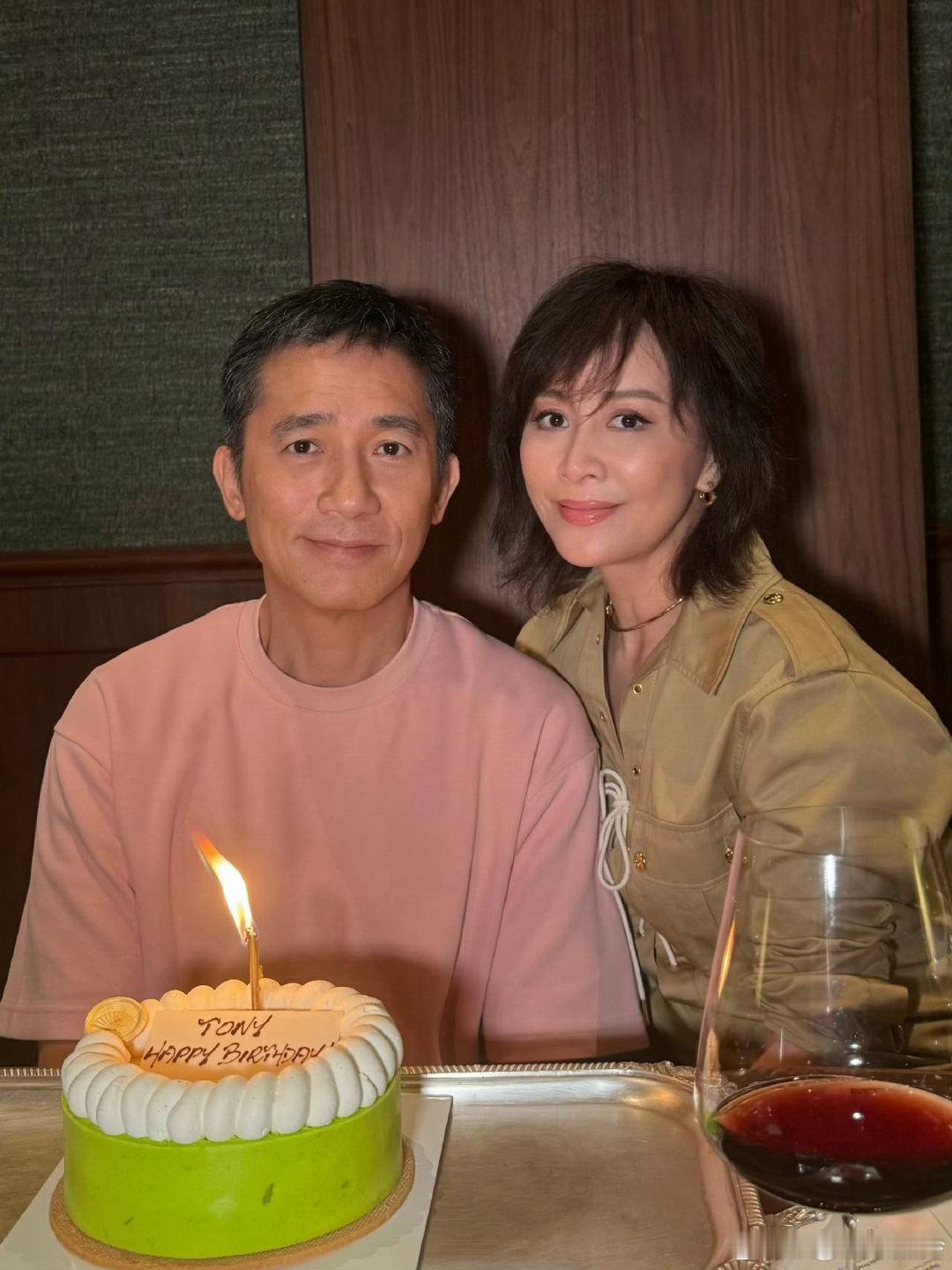 刘嘉玲给梁朝伟过63岁生日刘嘉玲分享梁朝伟生日照，63岁的庆生，是17年婚姻里又