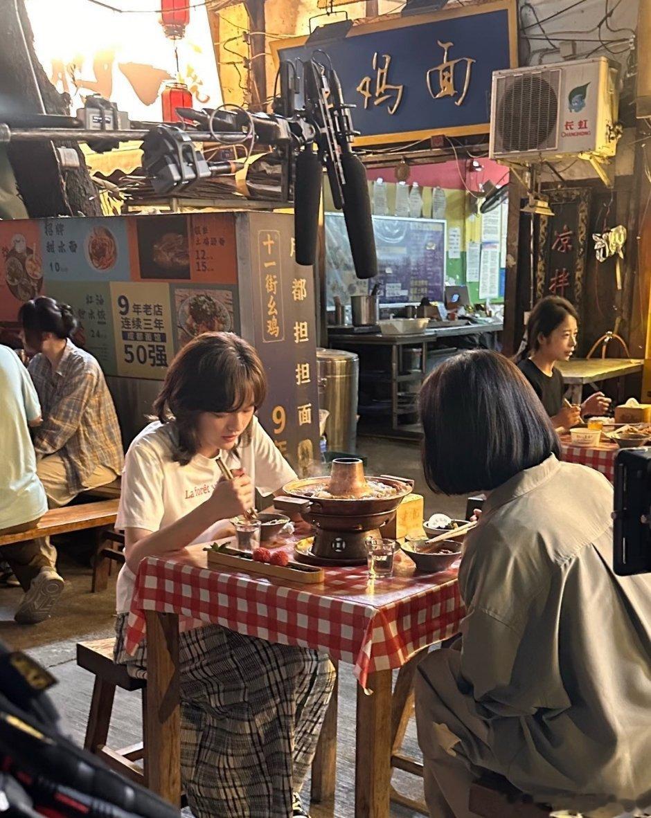 陈可辛《明天会更好》路透，周迅、文淇演母女。 