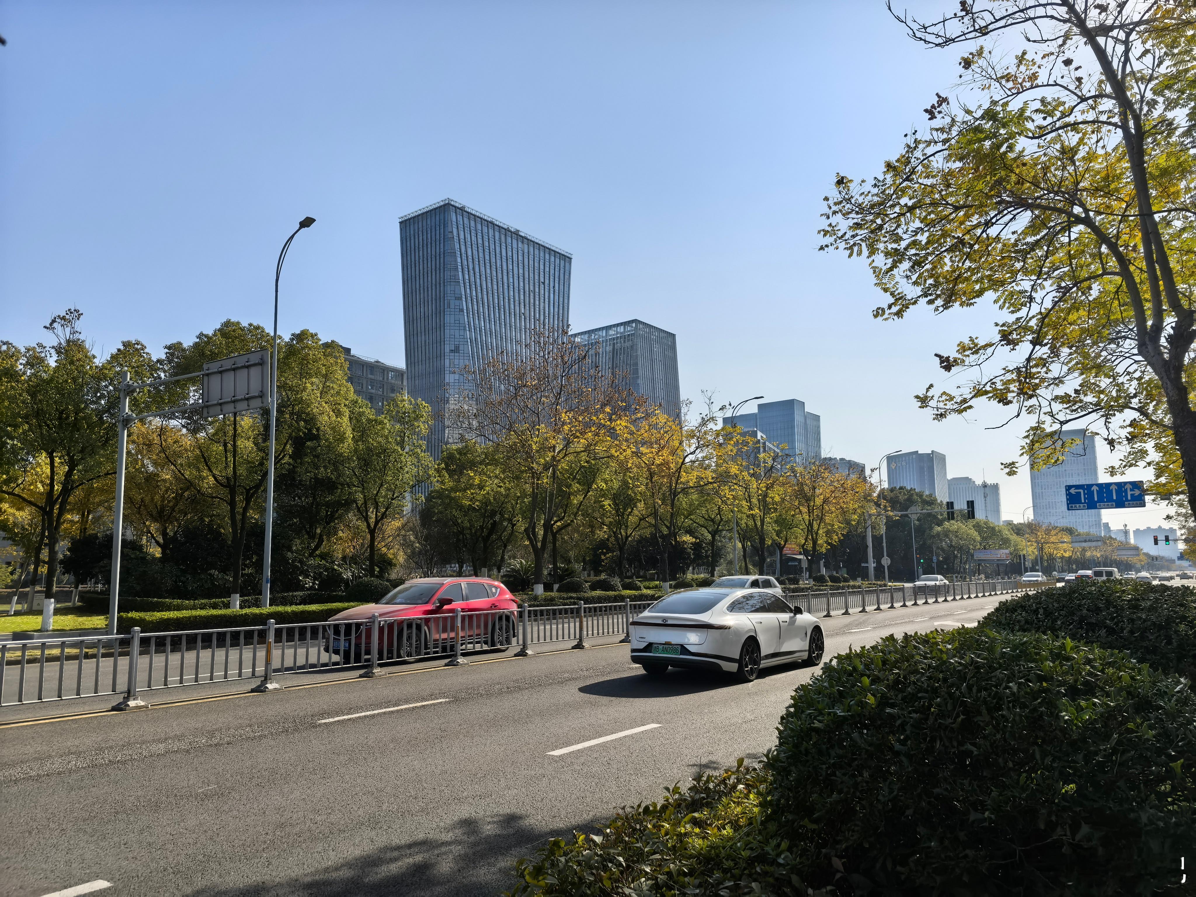 跳伞下来的，落地才知道是宁波，有没有什么隐蔽便于藏身又好吃的饭店？我已经24小时