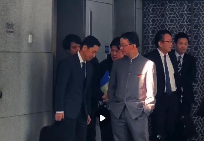 这个镜头抓拍得好！ 