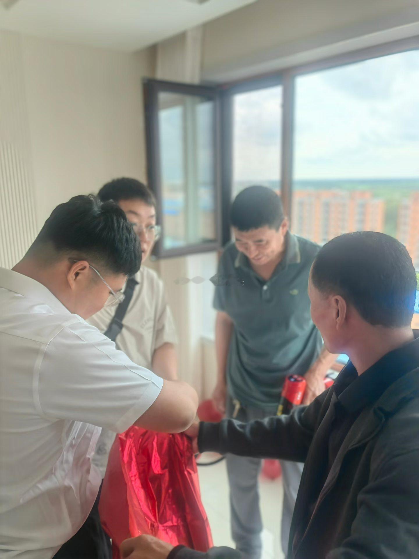 生活手记假期最一天，我们接个“大活”。全家老少和亲朋好友一起来给婆家二姐家大帅哥