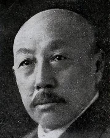 1950年，战犯张景惠在管理所见一穿解放军军装的人，定睛一看竟是自己那只会花钱享