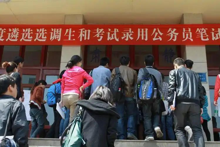 海外留学生光环不再，就业通道变得拥挤，家长要慎重考虑孩子的留学之路了。

202