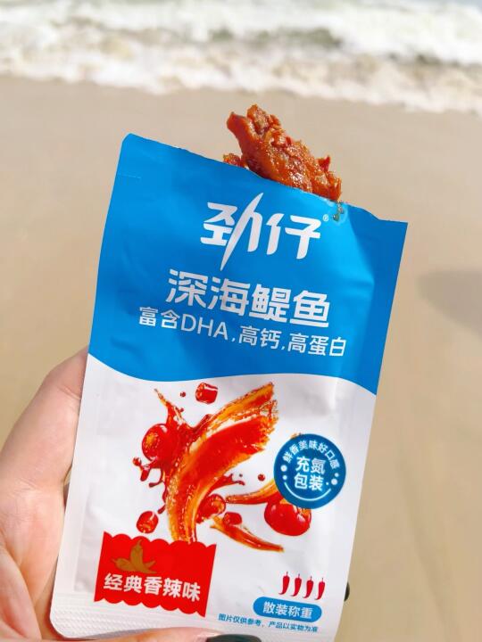 海边撒欢别忘记带劲仔深海鳀鱼！ ！ ！