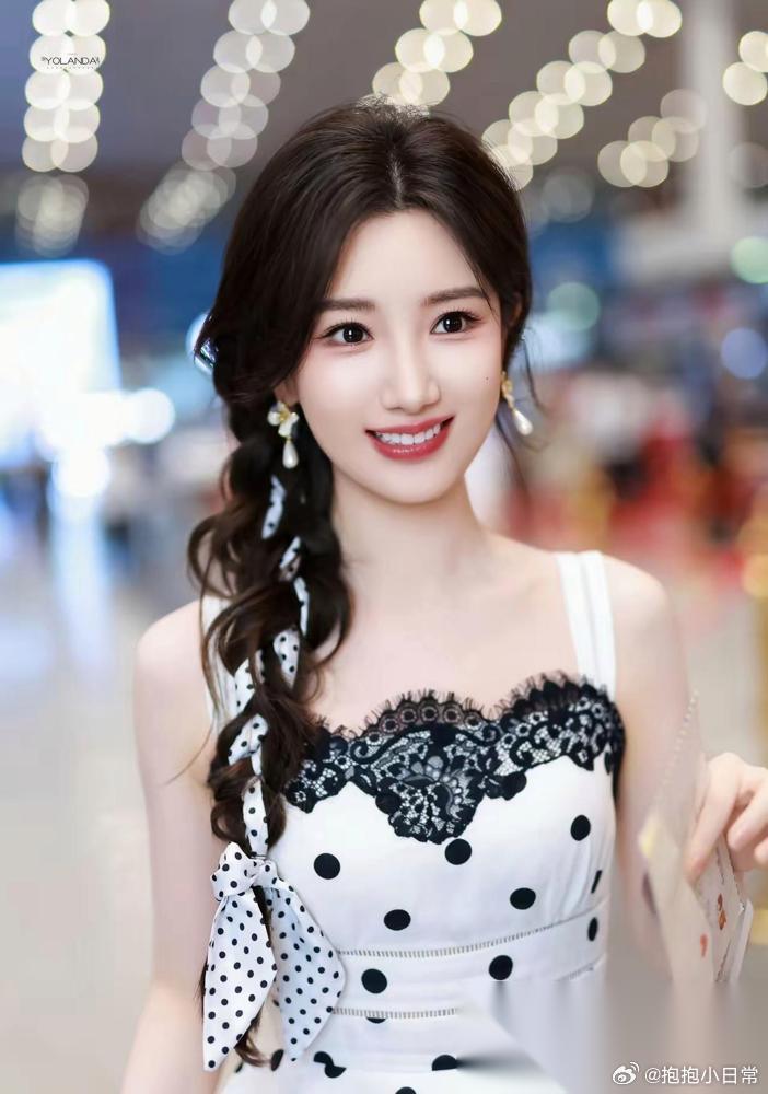 热搜是麻花辫，新剧演完就忘。毛晓彤，陷在这种尴尬里好一阵了。 连续两周霸榜造型热