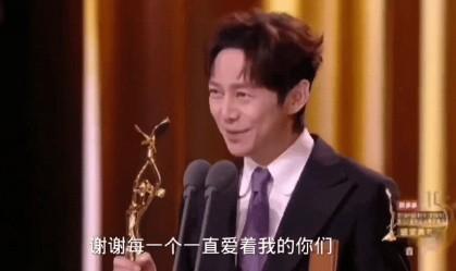 谢娜的言辞中饱含对两位好友的骄傲与支持，展现出她与何炅深厚的友情，以及对赵丽颖一