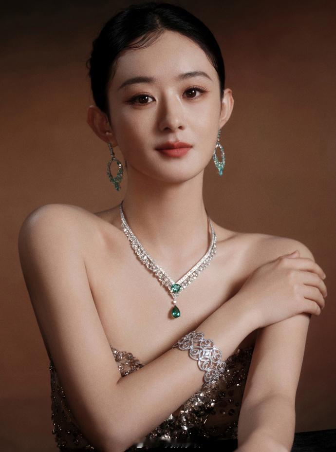赵丽颖光影倒映瞳心  赵丽颖光自有轨迹  看呐，赵丽颖微博之夜呈现的造型，光影倒