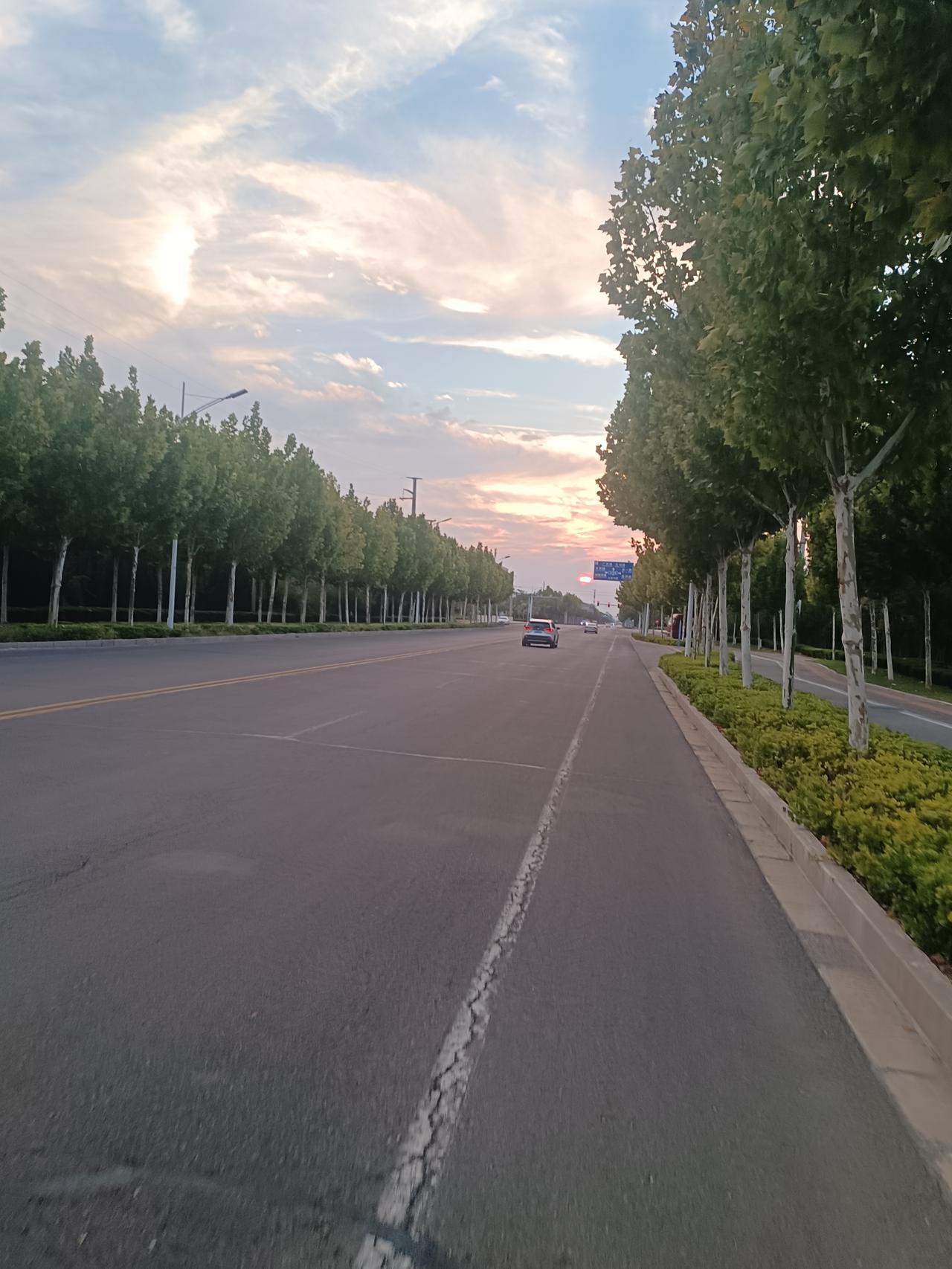 东营美景随手拍前几天骑车随手拍下太阳落山时天空的美景。