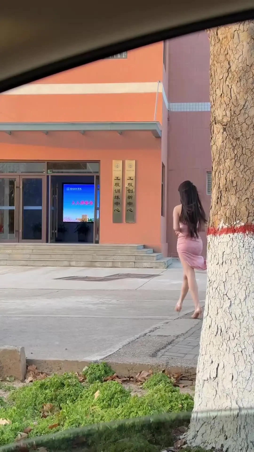 微风吹动的不是旗袍，而是我荡漾的心