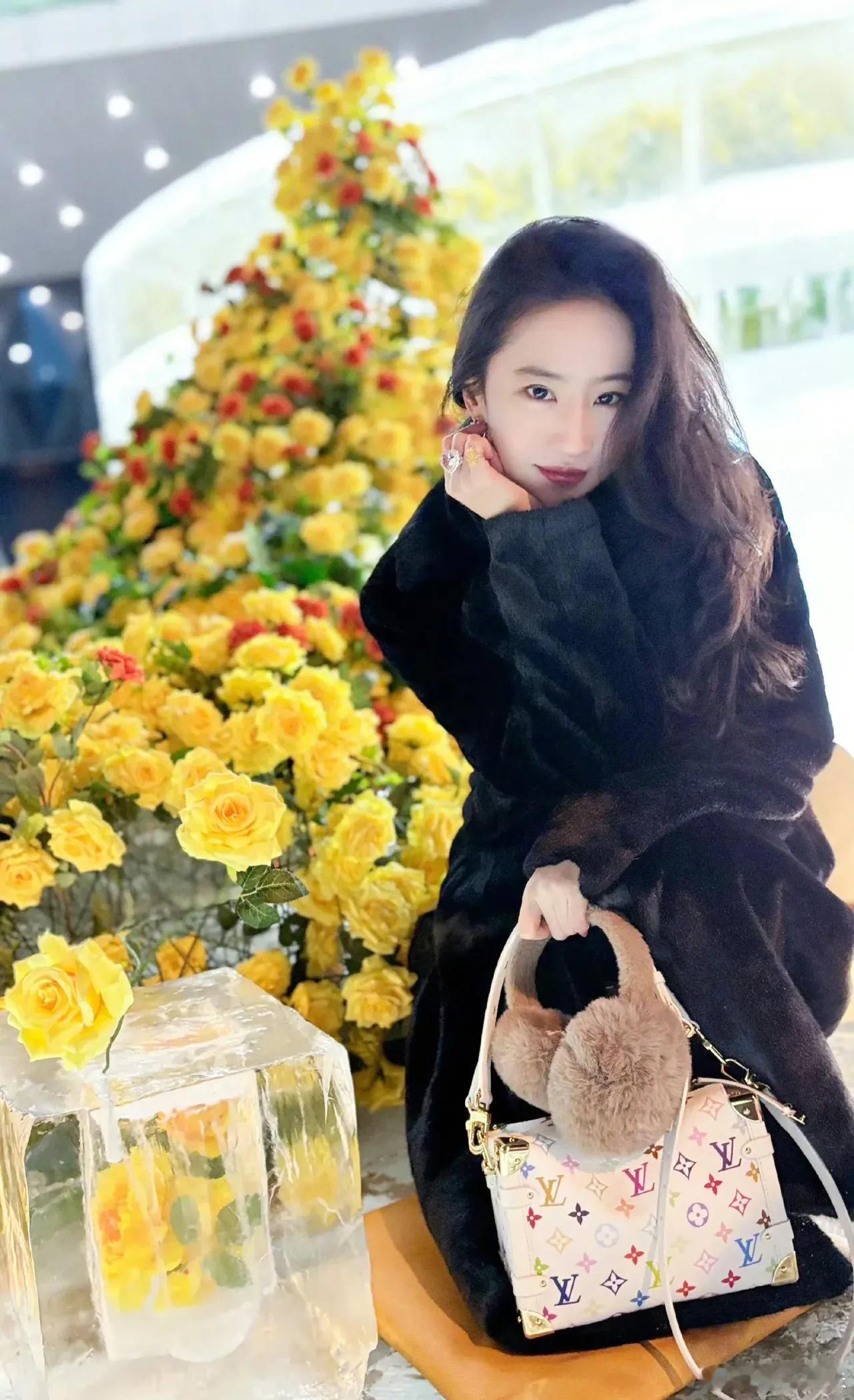 刘亦菲去哈尔滨打卡冰封黄玫瑰了～真的好像《玫瑰的故事》番外篇，是追求自由自我的黄