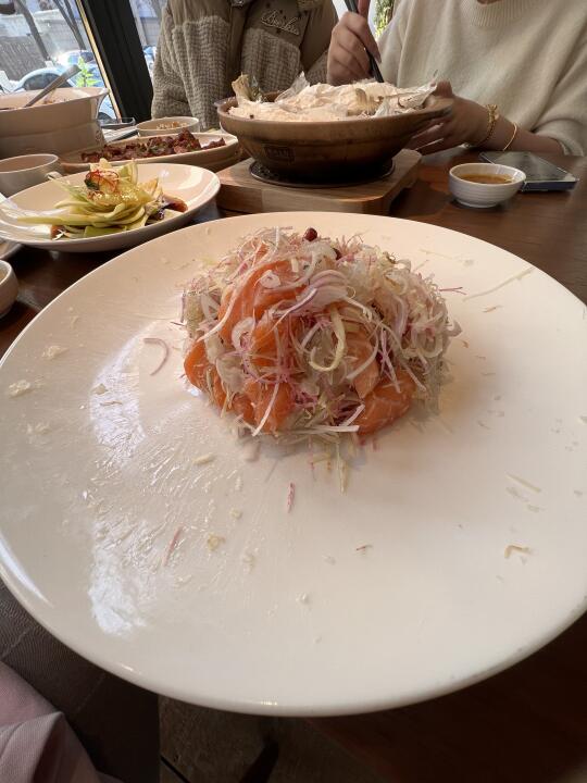 沈阳！！终于有了！！！！刚从广东回来就在沈阳吃到这口鱼生，真的好好吃啊...